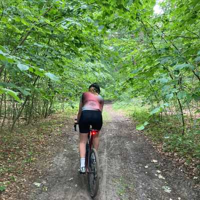 ultramaraton gravelowy ścieżka w lesie